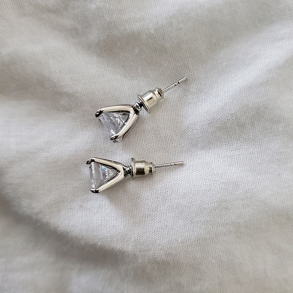 New Elegant Stud Earrings - Picture 4 of 9